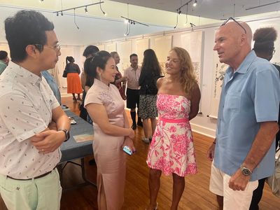 百慕大群島首個中國畫展亮相 翟優、樊蕾伉儷“家園”作品引國際關注